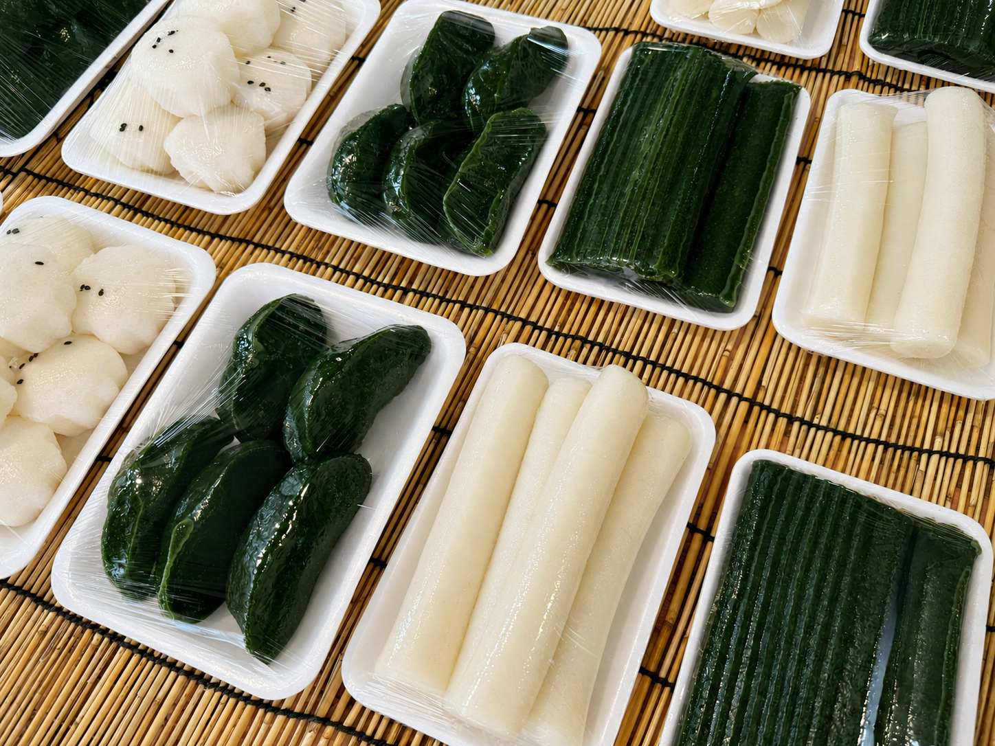 경단과 인절미류를 포함한 떡 진열대
